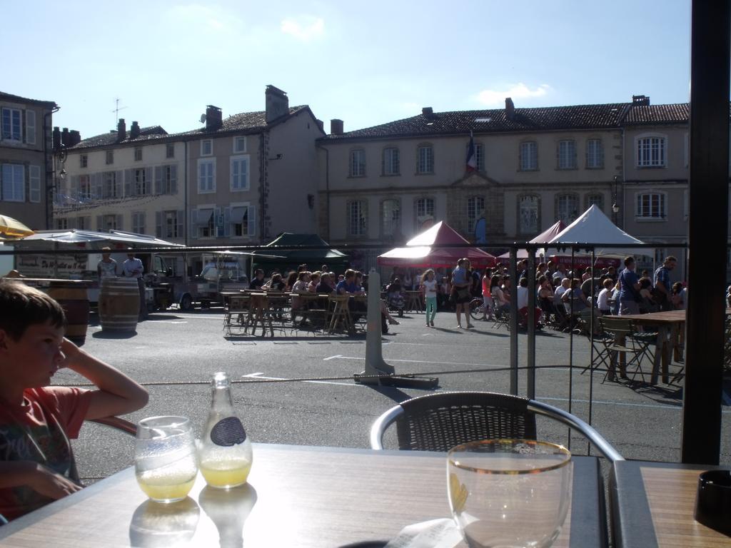 Camping Des Ribieres Confolens Exteriör bild